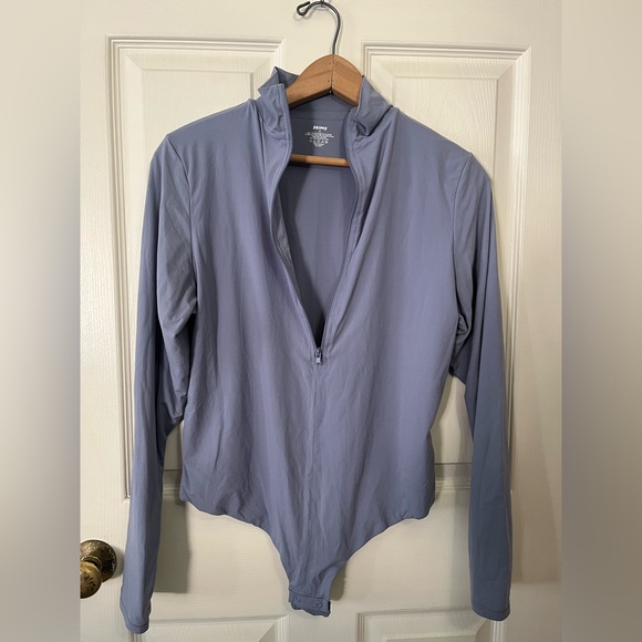 SKIMS Fits Everybody Long Sleeve Zip Front Bodysuit - Picture 2 of 9